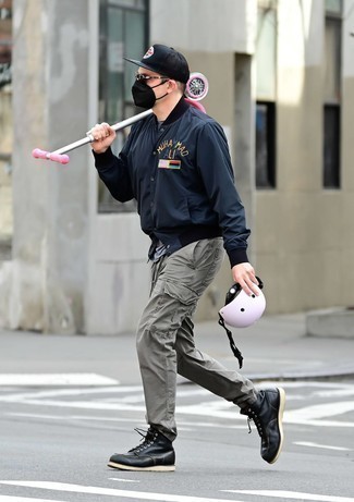 С чем носить синюю университетскую куртку мужчине