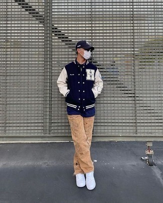 С чем носить синюю университетскую куртку мужчине