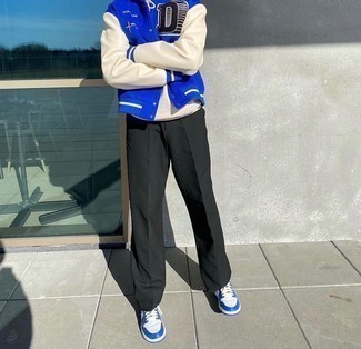 Какие низкие кеды носить с синей университетской курткой мужчине