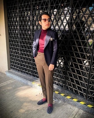 С чем носить синие бархатные лоферы мужчине