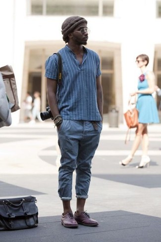 С чем носить синюю футболку-поло в вертикальную полоску мужчине