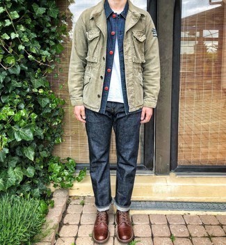 С чем носить синюю куртку-рубашку в вертикальную полоску мужчине