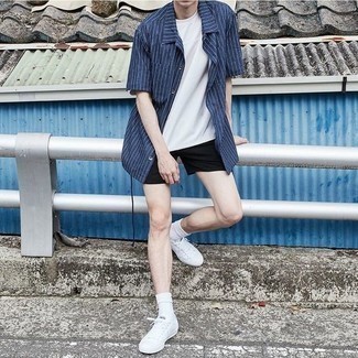 С чем носить синюю рубашку в вертикальную полоску мужчине