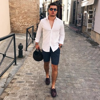 С чем носить синие шорты в вертикальную полоску мужчине