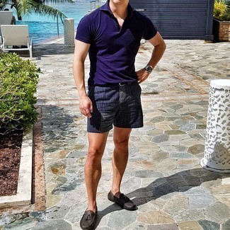 С чем носить синие шорты в вертикальную полоску мужчине