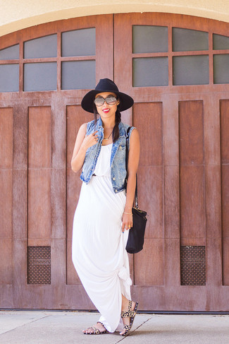 Какие сандалии на плоской подошве носить с синей безрукавкой