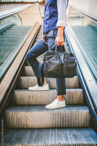 Какие брюки чинос носить с синим жилетом