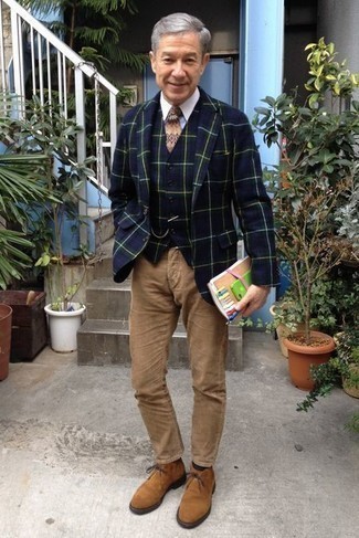 Какие брюки чинос носить с синим жилетом