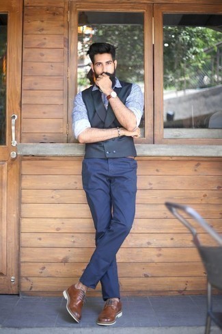 Какие брюки чинос носить с синим жилетом