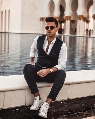 Какие брюки чинос носить с синим жилетом