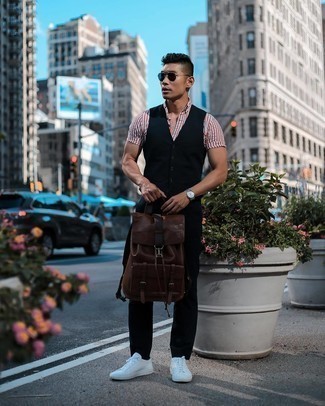 Какие брюки чинос носить с синим жилетом