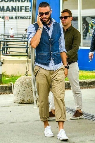 Какие брюки чинос носить с синим жилетом