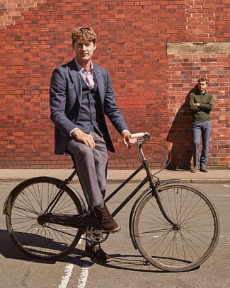 Как носить синий жилет с серыми брюками чинос