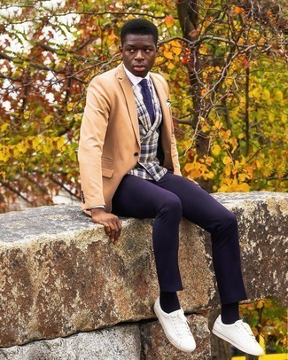 Какие низкие кеды носить с синим жилетом