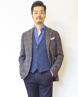 Как носить синий жилет с темно-синими джинсами