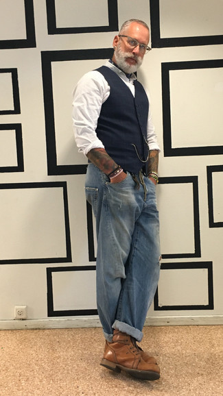 Как носить синий жилет с темно-синими джинсами