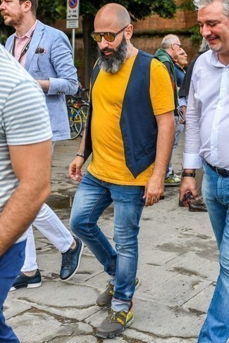 Как носить синий жилет с темно-синими джинсами