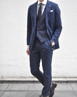 Как носить синий жилет с темно-синим костюмом