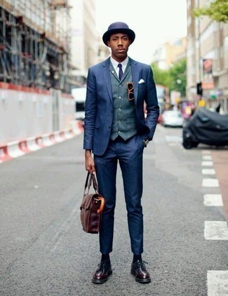 Как носить синий жилет с темно-синим костюмом