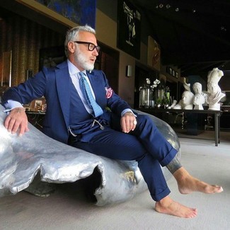 Какие костюмы носить с синим жилетом