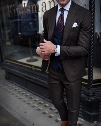 Какие костюмы носить с синим жилетом