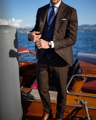 Какие костюмы носить с синим жилетом