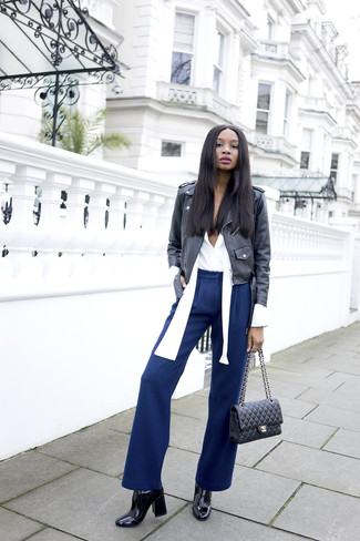 Какие ботильоны носить с синими широкими брюками