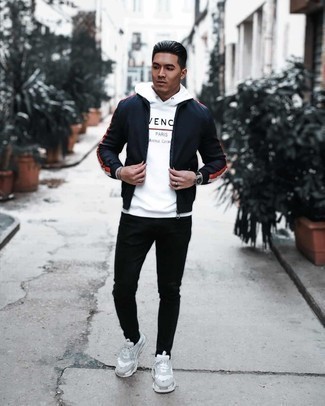 Какие кроссовки носить с синей ветровкой мужчине