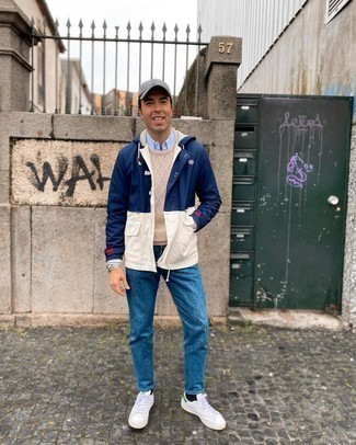 Как носить синюю ветровку с темно-синими джинсами мужчине