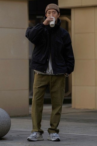 Как носить синюю ветровку с оливковыми брюками чинос