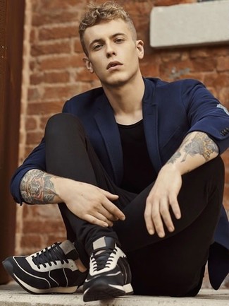 Как носить синий шерстяной пиджак с черными брюками чинос