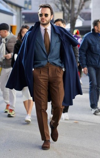 Как носить синий шерстяной пиджак с коричневыми классическими брюками мужчине