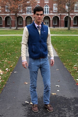 С чем носить синюю шерстяную куртку без рукавов мужчине