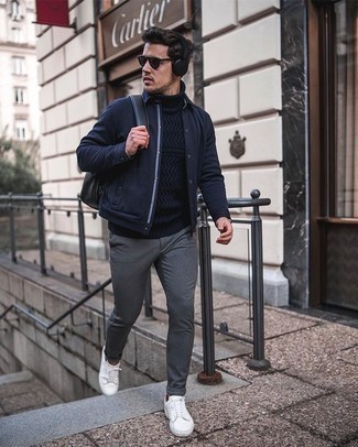 Как носить синюю шерстяную водолазку с темно-серыми брюками чинос