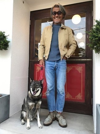 Как носить синюю шерстяную водолазку с серыми замшевыми ботинками дезертами