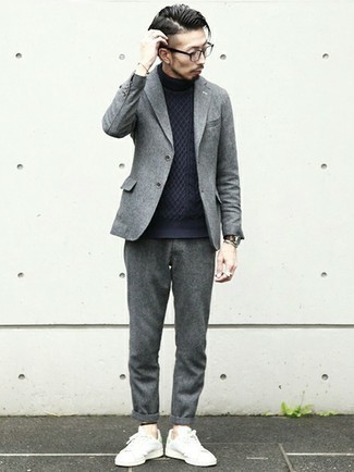 С чем носить синюю шерстяную водолазку мужчине