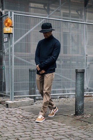 С чем носить синюю шерстяную водолазку мужчине