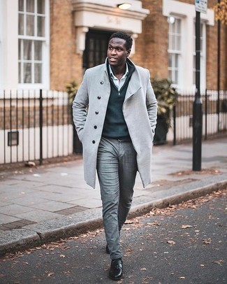 С чем носить синий свитер с воротником на молнии мужчине