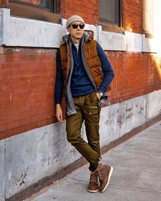 С чем носить синий свитер с воротником на молнии мужчине