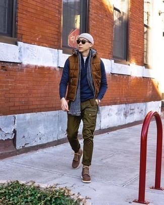 С чем носить синий свитер с воротником на молнии мужчине