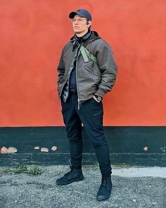 С чем носить синий свитер с воротником на молнии мужчине