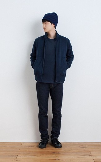 Какие джинсы носить с синим свитером на молнии мужчине