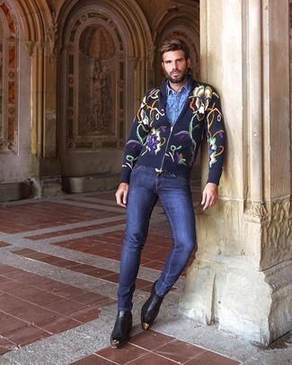 Какие джинсы носить с синим свитером на молнии мужчине