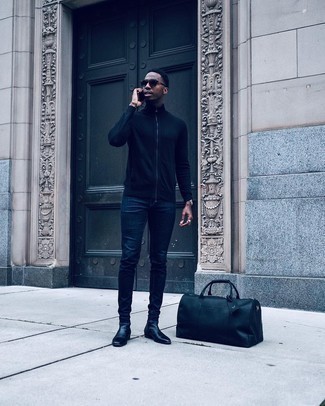 Какие джинсы носить с синим свитером на молнии мужчине