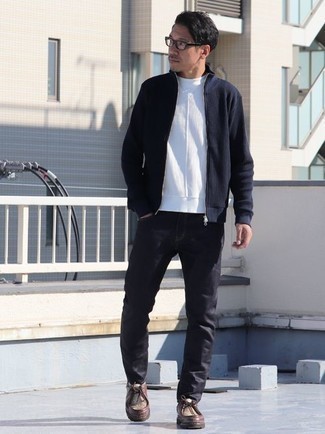 С чем носить синий свитер на молнии мужчине