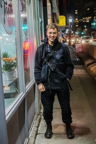 С чем носить синий свитер на молнии мужчине