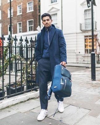 С чем носить синий свитер на молнии мужчине