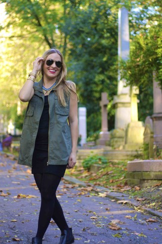 Как носить облегающее платье с безрукавкой