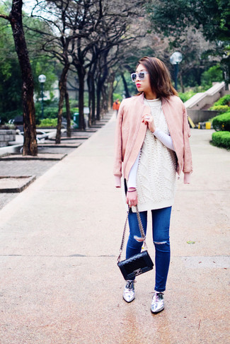 Как носить бомбер с вязаным свитером женщине