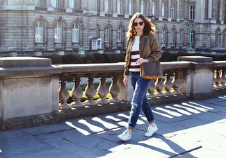 Как носить бомбер с свитером с круглым вырезом женщине